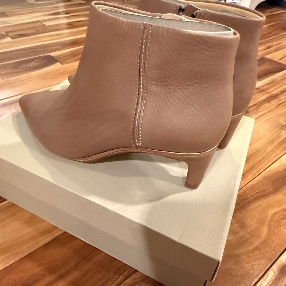 Women’s Clark’s Tan Leather Low Heel Ankle Boots size 9